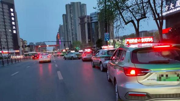 低价抢单逼死出租，平台压价坑惨网约！两群体的矛盾咋破？