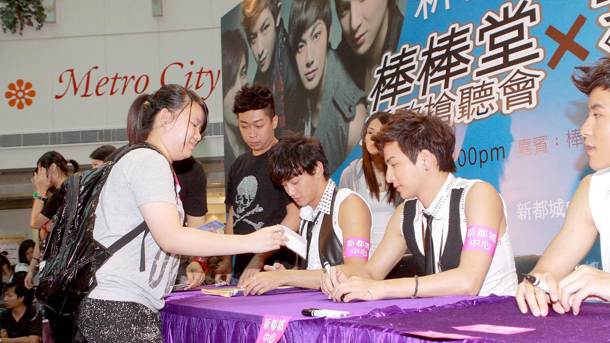 那些年被珍藏的明星物品：从签名照到喝过的水