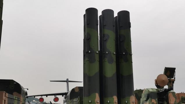 中国最新型防空武器，性能超俄罗斯S400，能轻松拦住老美战机