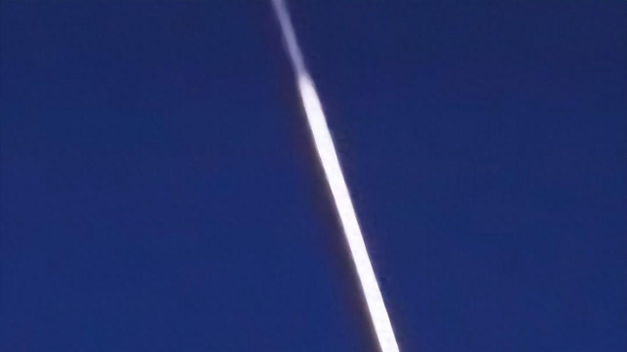 一道强光划过夜空，美媒猜测：解放军在测试高超音速导弹