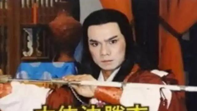 65岁独居老戏骨去世！邻居闻到恶臭报警，一代大侠曾刀砍前妻
