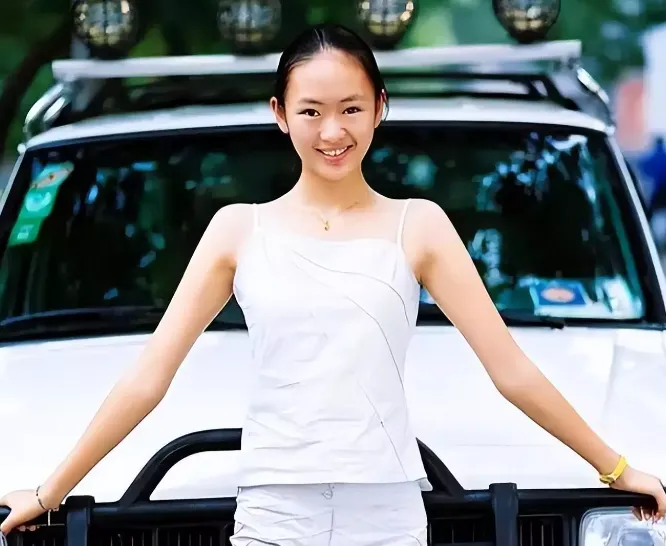 富豪王冉：51岁娶小17岁童谣，不在乎妻子过去，余生为她遮风挡雨