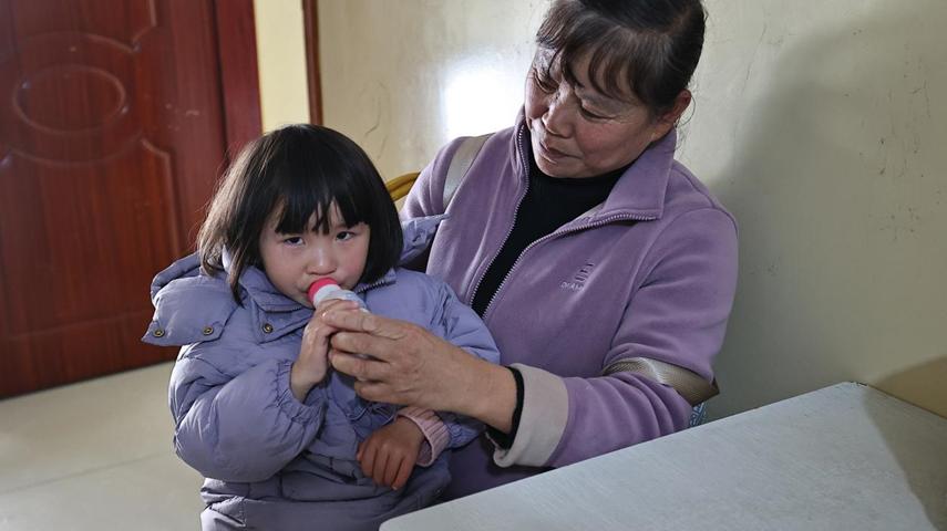 患病孙女在街上走丢，外婆焦急寻回后，发现孩子裤子已经全部尿湿