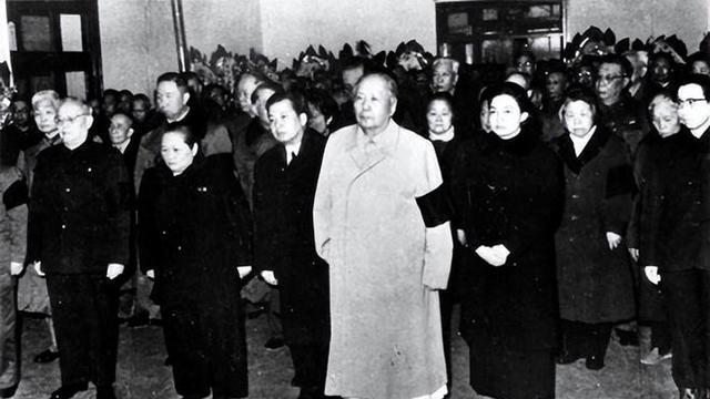1971年，陈毅元帅和儿子陈小鲁最后一张合影，12天后，他与世长辞