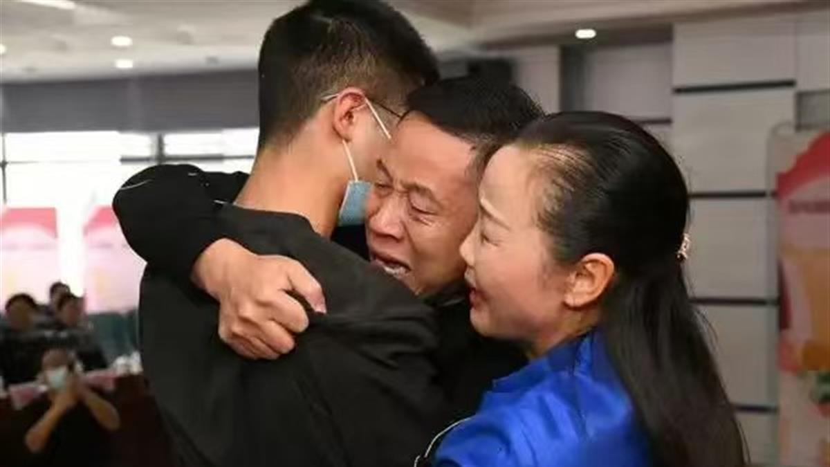 从寻子故事到直播带货：孙卓首次直播销售额超500万，父母也来帮忙了！