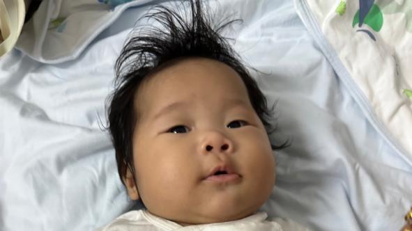 婴儿“紧握拳头”有多可怕？超过这一月龄，不得不重视