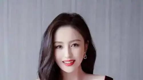 佟丽娅—紫色吊带裙性感写真 身材真的太完美了凹凸有致非常迷人！