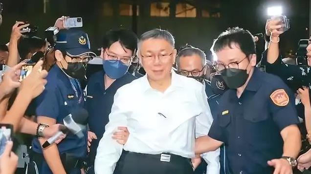 更裁，柯7000万交保加戴电子脚镣