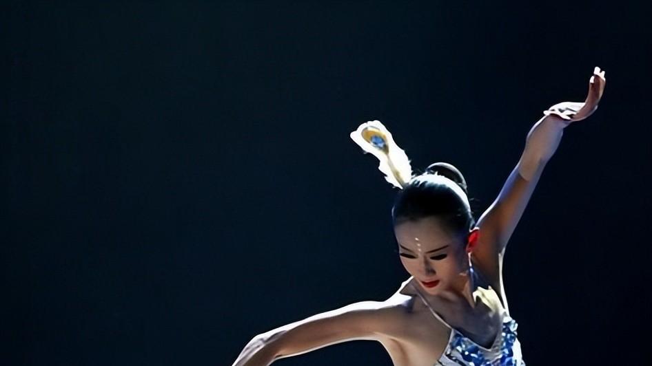 杨丽萍：30年不吃米饭，靠助理穿衣洗澡，她活成了一个“符号”