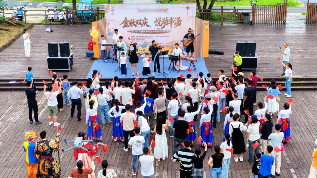 国庆首日，所见之处皆是幸福！半汤泉栖谷唱响《我和我的祖国》