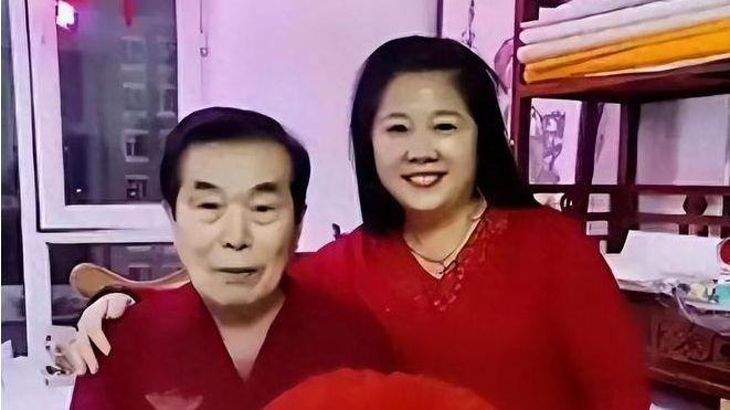 80岁何庆魁再迎甜蜜“黄昏恋”！与后老伴幸福合影流出