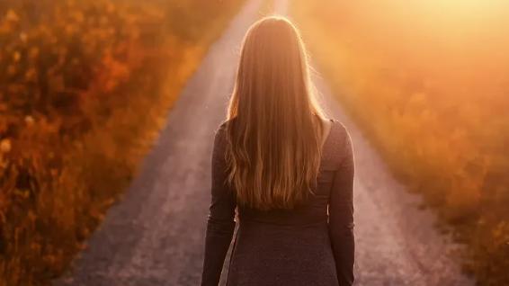 异地恋 9 年结婚 2 年后，我惊觉老公与女同事成固定饭搭子，说好今年要孩子，我却犹豫了