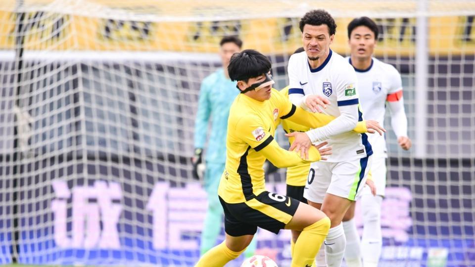 中超：西海岸2-0三镇，段刘愚、阿齐兹破门，三镇2连败0进球垫底
