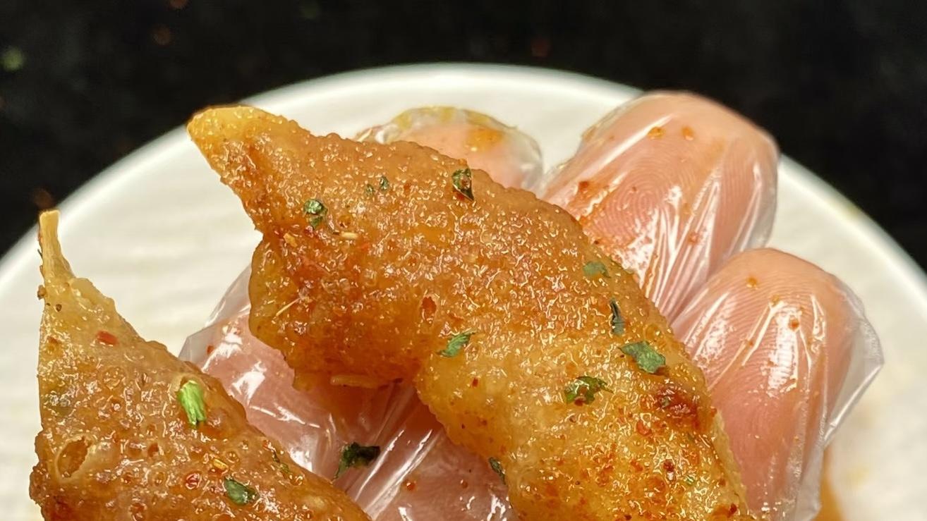 金黄酥脆的海鲜新吃法！家常美味新宠—香脆炸饺子皮大虾