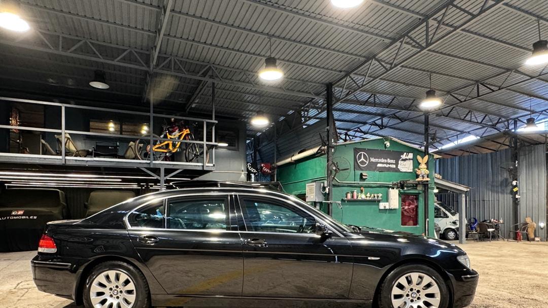 李嘉诚卖掉宝马7系防弹车，看到内饰，网友：总感觉被上了一课