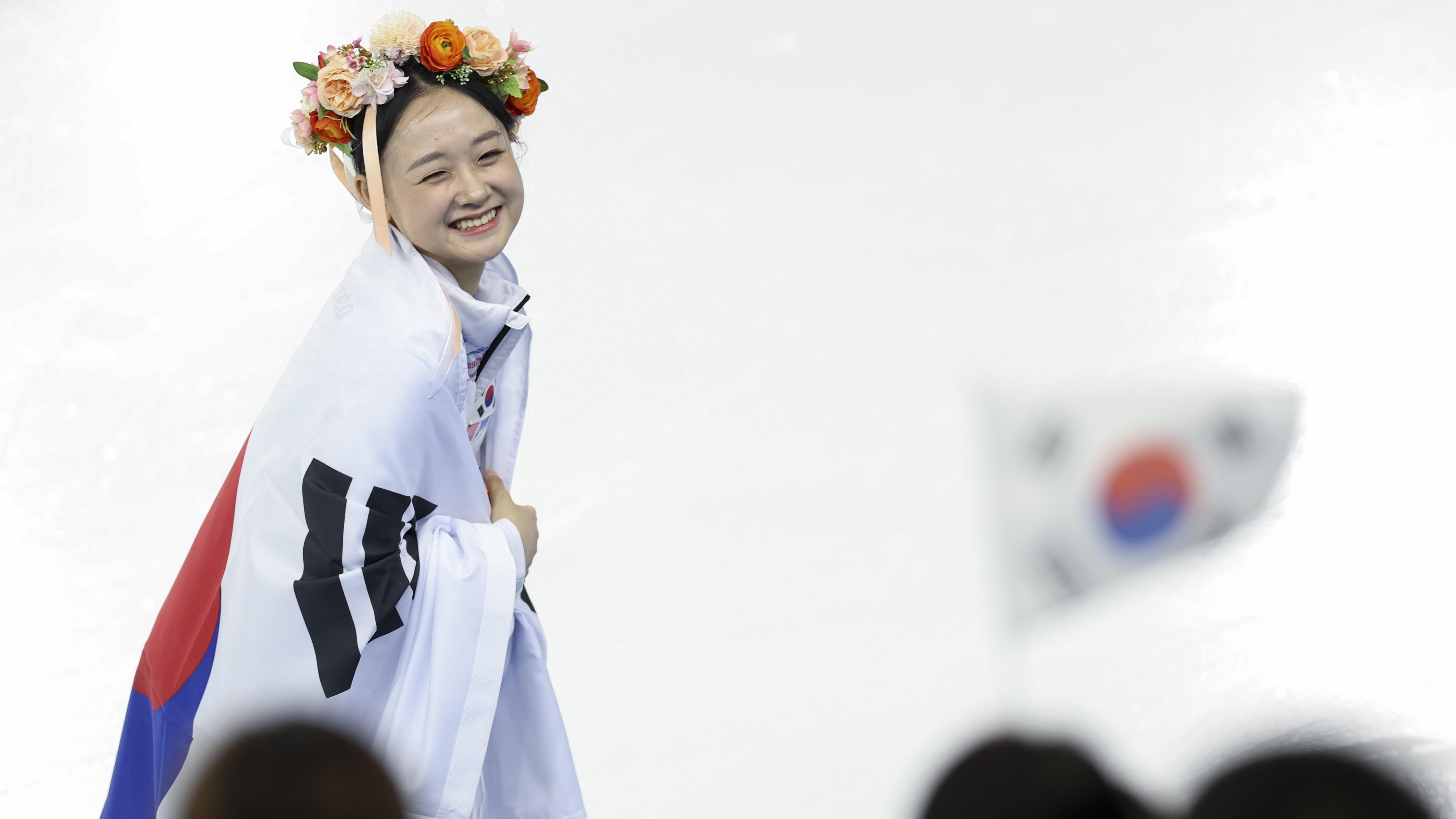（亚冬会）花样滑冰——女子个人滑颁奖仪式举行(2)