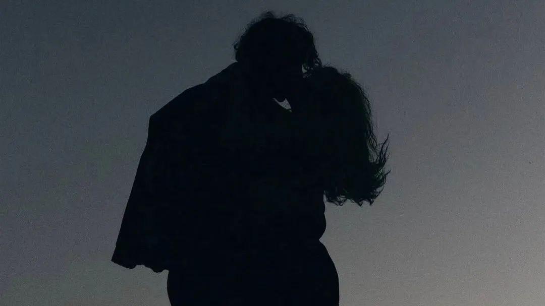 玫瑰不用长高，爱者自会弯腰。爱意不必绵长，相思自会相告