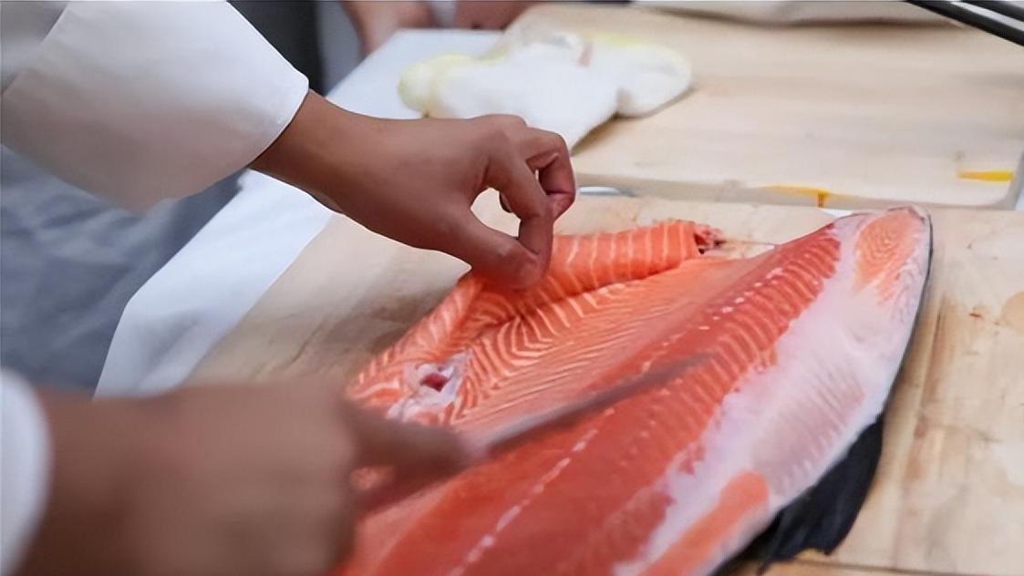 同样生吃海鲜，潮汕生腌为何不如刺身受欢迎？