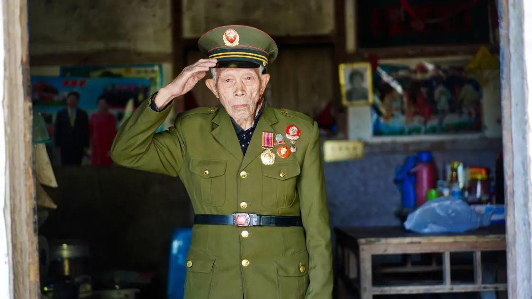 重庆90岁老兵独居农村老屋，自己砍柴挖野菜，一天生活费18.8元