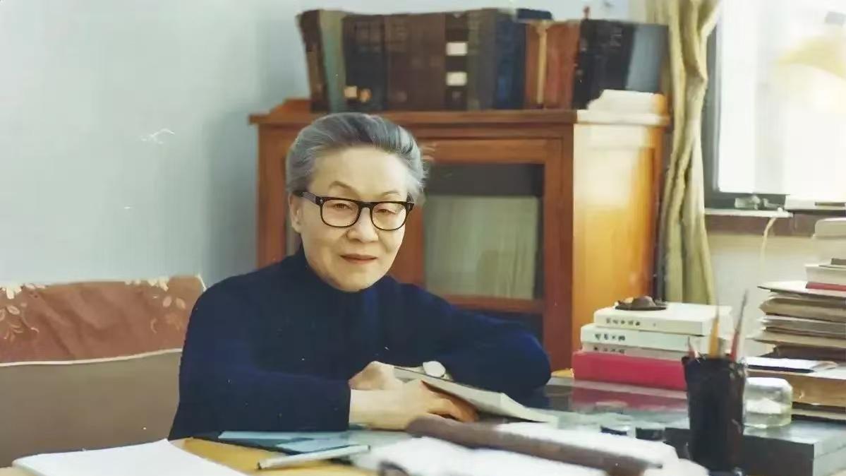 杨绛先生曾说：女人一定要结识一位，可以无顾忌聊天的男人，烦闷的时候能聊一聊，难过的时候，能借肩膀靠靠