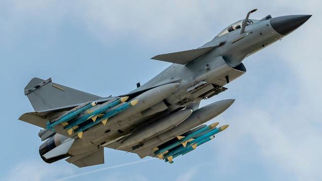 歼-10C单挑F-22？美国专家说“不可能”，真相更让你“头大”！