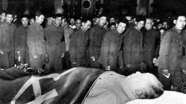 ​毛主席临终前接见叶剑英，在其手背点了几下，留下了无声的遗嘱