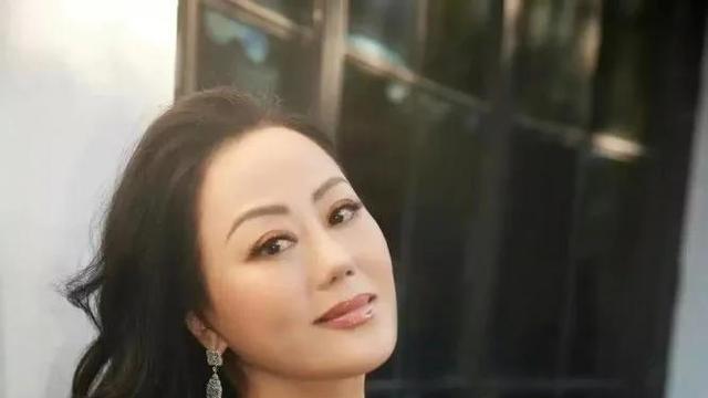 45岁仍拍三级片追求刺激？从亿万富豪再到烂片女王，她在追求什么