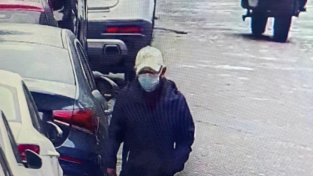 女子报警称家里进贼，警方抓获2名嫌疑人，其中1人是被害人表弟