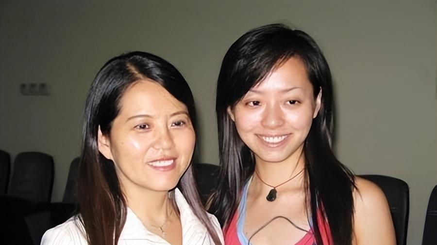 张靓颖的母亲张桂英：藏户口本不让女儿结婚，冯轲根本靠不住