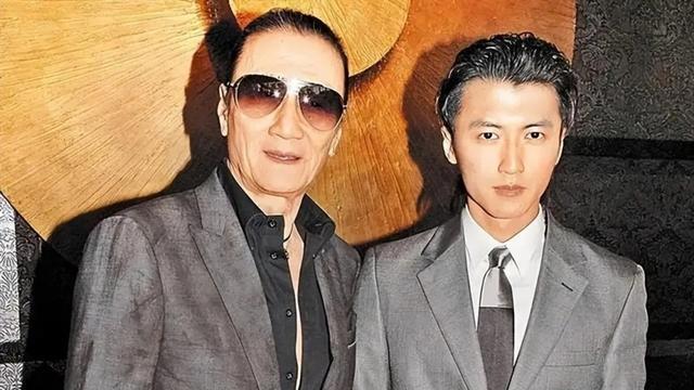 霍汶希晒与谢霆锋一家合影，谢贤挡不住衰老，网友：年轻时太会玩