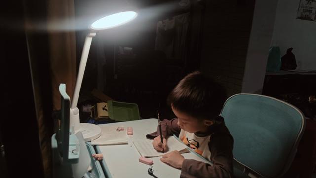 把“自然光”装进书房：书客Sky全光谱护眼台灯，眼健康守护者