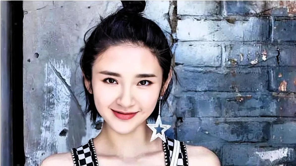 唐艺昕的演艺之路与爱情



娱乐圈光鲜亮丽背后是残酷的生存法则。唐艺昕的甜美笑