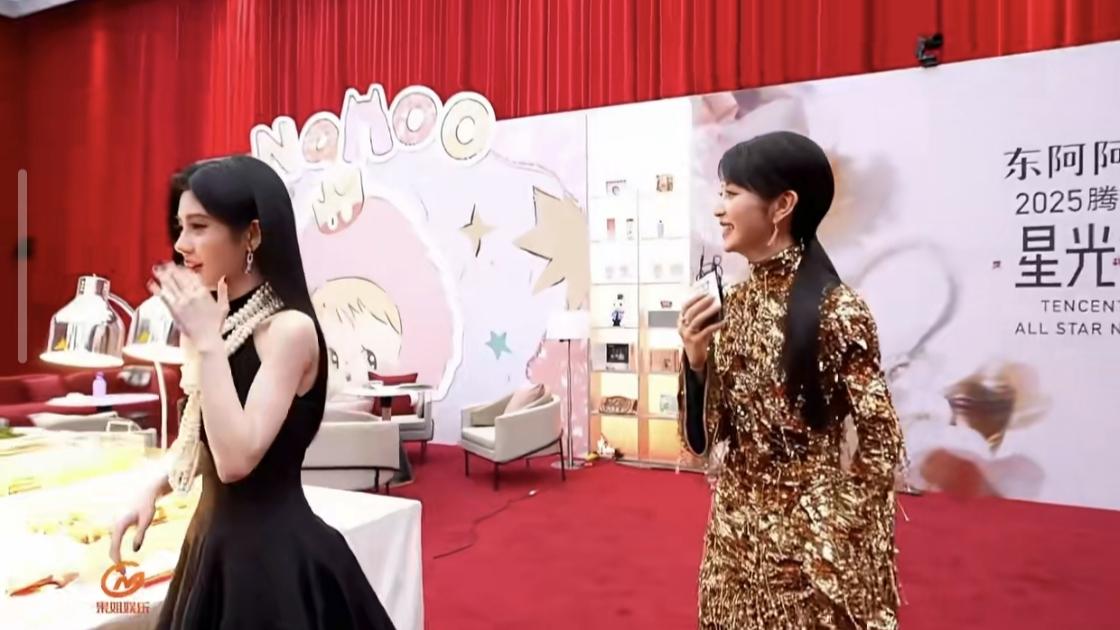 星光大赏后台惊现“套圈修罗场”：鞠婧祎田曦薇牵手，网友：这谁顶得住？