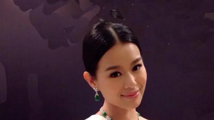 胡杏儿实现逆袭！毫不吝啬秀身材，简直“A”爆了！穿瑜伽裤，皮肤水嫩身材饱满