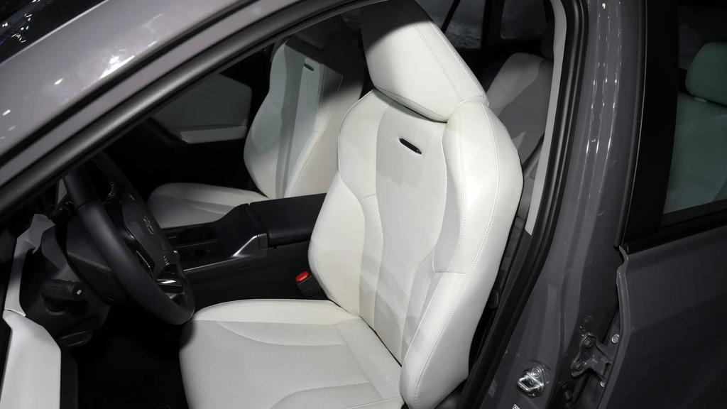 新车丨RAV4荣放新增2.0L双擎动力，百公里油耗4.59L