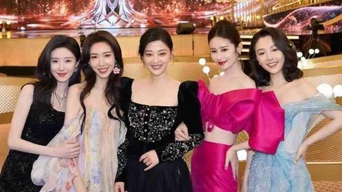 五姐妹同框，颖儿站错位置，高露冷脸，她不是第一次迷糊了