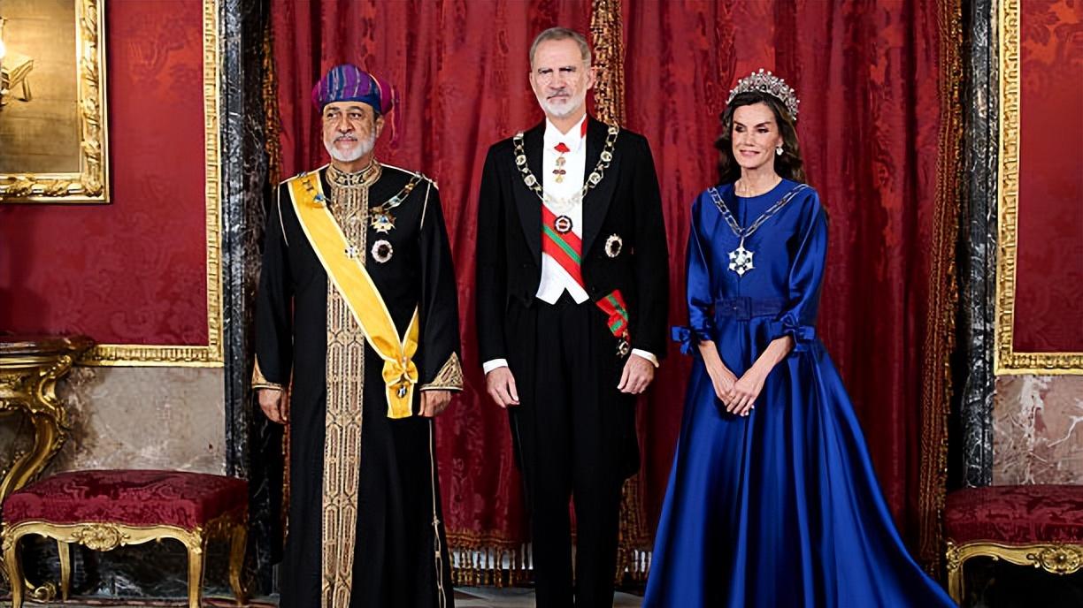 被西班牙王后惊艳了！国宴上她大波浪卷发配蓝裙，像童话世界中的