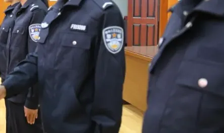 从律师被“背拷”想起了自己跟法警的冲突，有些法警不懂法却很自信