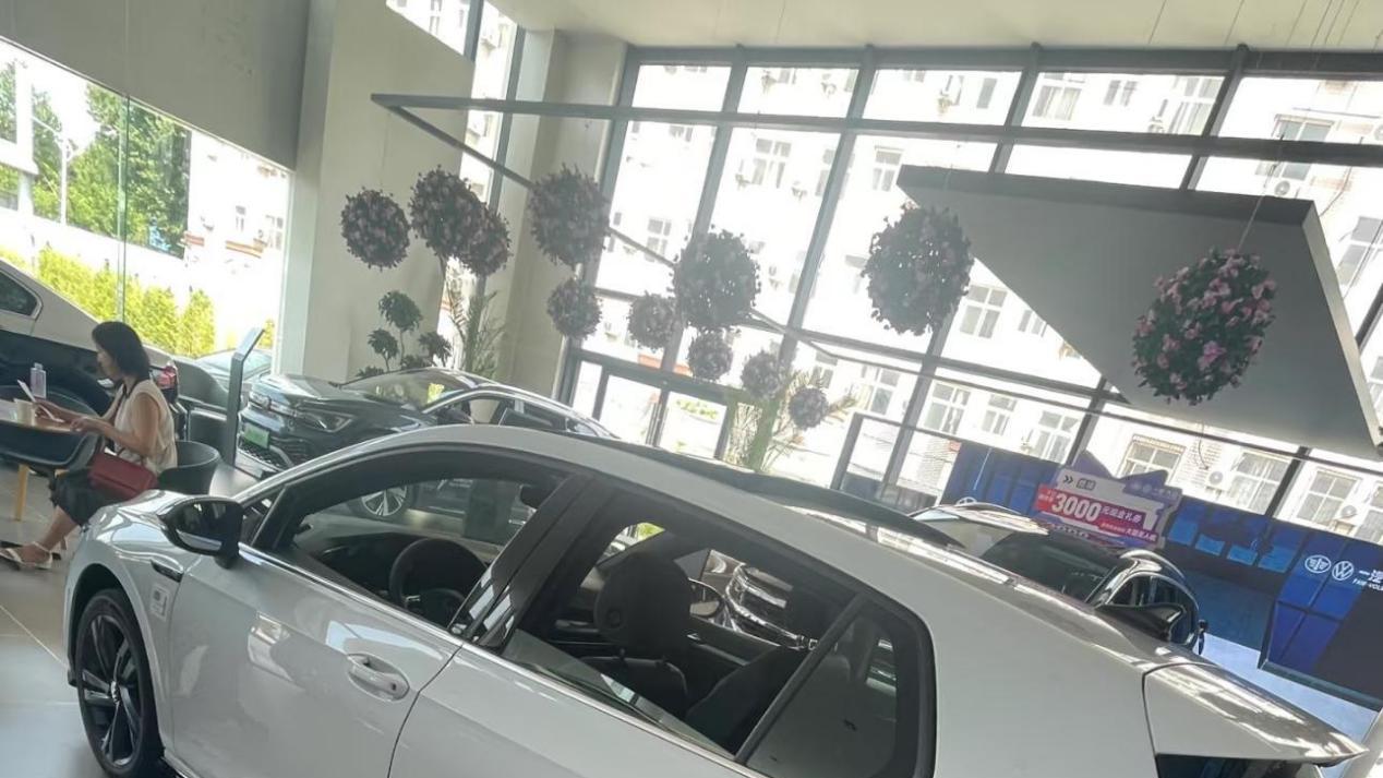后保险杠的线条简洁明快，与车身完美融合