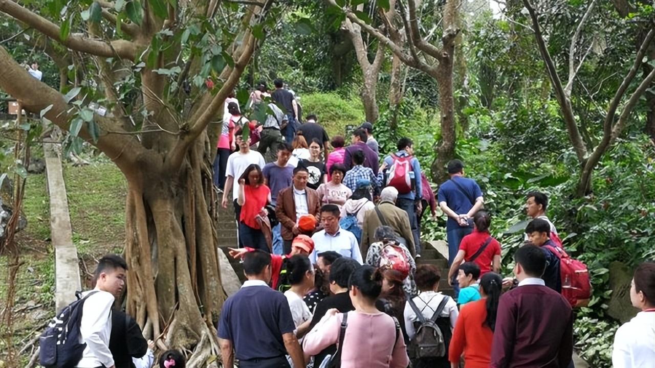 “教师暑期8不准”遭喷，出去玩连晒朋友圈都不行？校长无奈解释原因