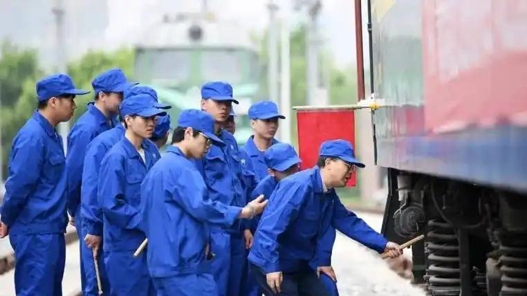 为什么职业教育在中国的发展路子那么窄？