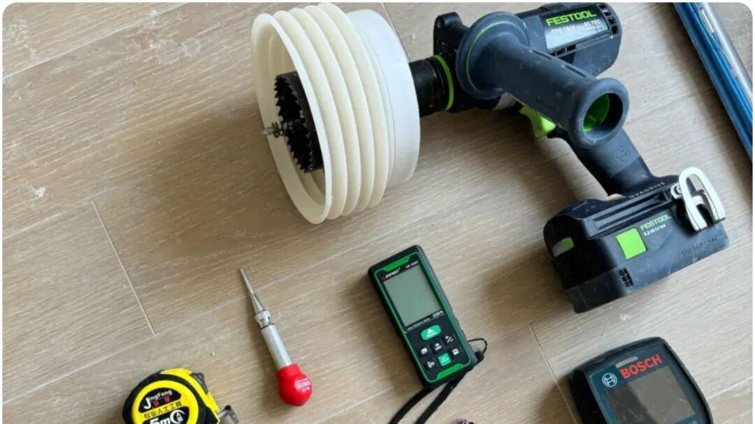 开筒灯孔，是电工还是木工？