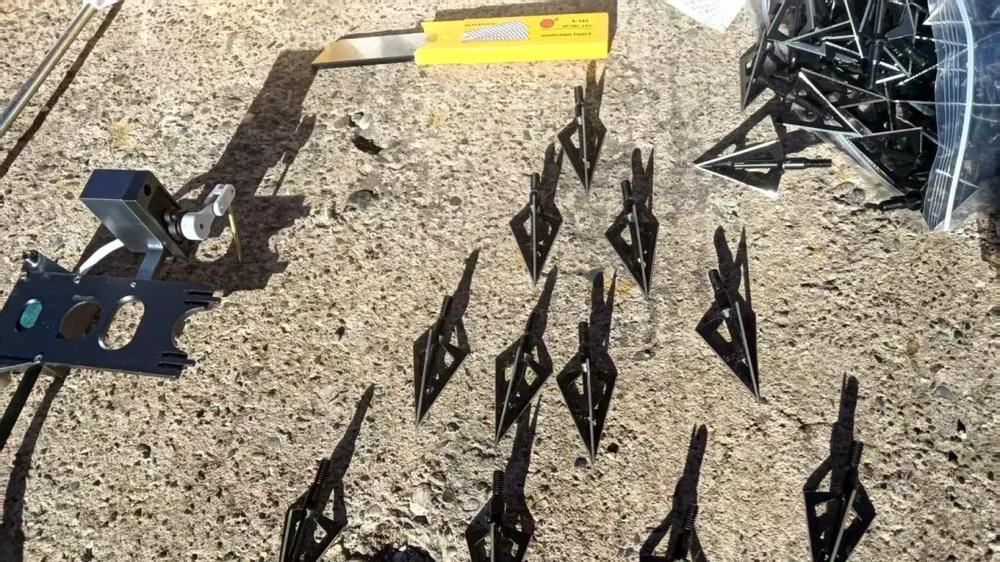 雌性直接扔掉，雄性割香弃尸！盗猎团伙用军用级装备猎杀马麝！