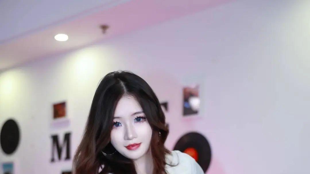 沪上名媛私照，白衬衫+黑裙，完美曲线尽显，冷艳又撩人！