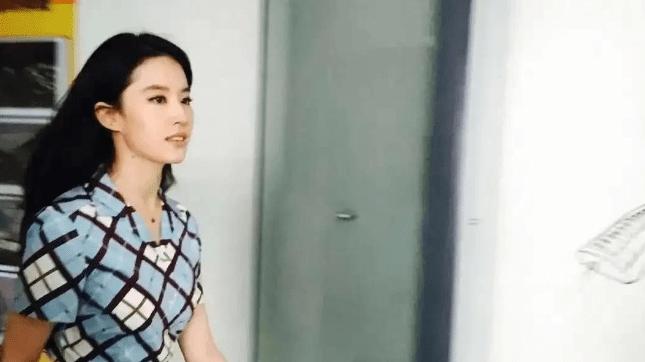 神仙姐姐十年蝶变：从纸片人到丰盈美，网友热议不停！