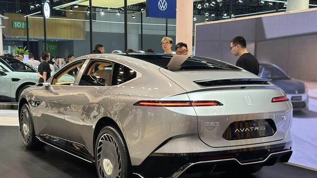 阿维塔012联名限量版：未来感与独特设计的电动之选