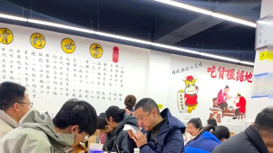53岁李亚鹏现身景德镇，去吃牛骨粉，被辣到不停擦汗，场面好搞笑