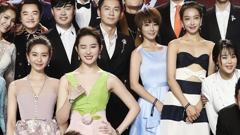 刘亦菲自拍照遭胖评，行业审美标准太畸形，真实数据让人心惊。