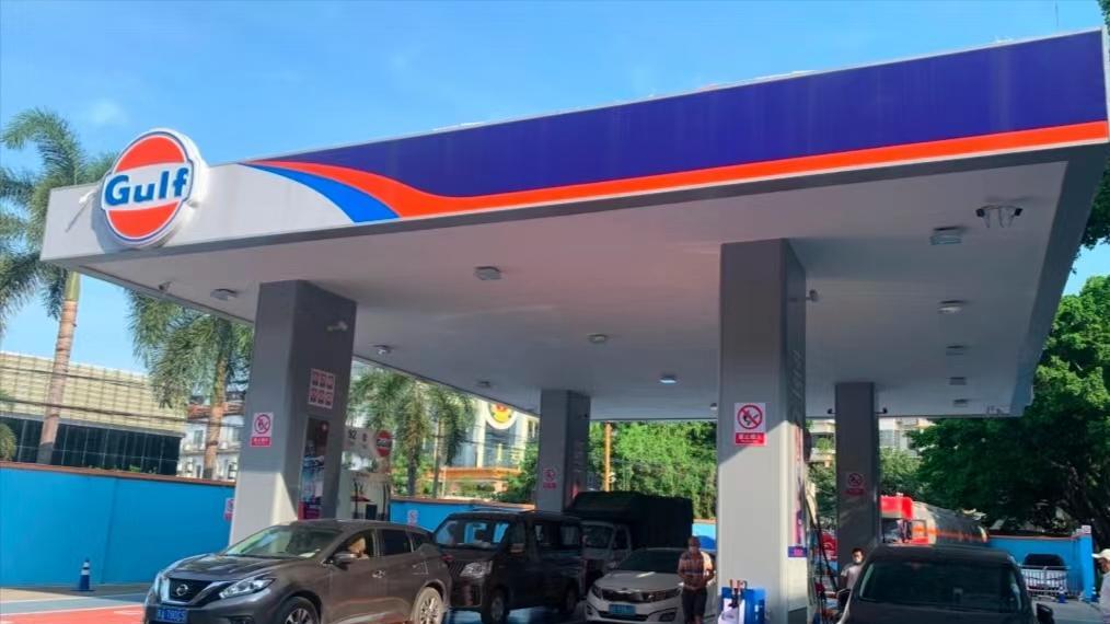 排队加油的海湾石油，与两桶油的差距到底有多大？车主：上了高速，立见分晓！