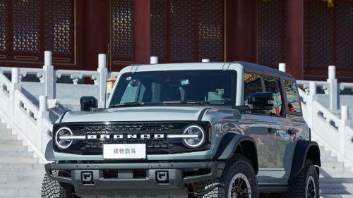 硬派越野新较量：福特烈马荒地版VS丰田普拉多，谁才是40万级王者？